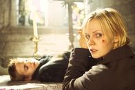 The Calling – Mysteriöse Ereignisse wecken bei Kristie St. Clair (Laura Harris, r.) die grausige Befürchtung, dass ihr Sohn Dylan (Alex Roe, l.) mit dem Teufel im Bund stehen könnte ...