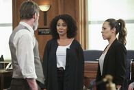 All Rise - Die Richterin – Lola Carmichael (Simone Missick, l.); Emily Lopez (Jessica Camacho, r.)