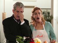 In aller Freundschaft – Benno Siebert (Ilja Richter) und Sarah Marquardt (Alexa Maria Surholt) sind fassungslos wie sehr Roland Heilmann das Feingefühl zum Kochen fehlt.