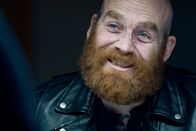 Lava – Der Kopf der Motorradgang Shadow Riders (Jón Páll Eyjólfsson) hat vermutlich etwas mit dem Mord an Sveinsson zu tun.