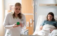 In aller Freundschaft – Schwester Miriam Schneider (Christina Petersen) soll von Felix Rückert (Tom Böttcher) eine Urinprobe holen. Doch diese sieht ganz und gar nicht gesund aus.
