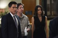 The Grinder - immer im Recht – Todd (Steve Little, M.) gerät unfreiwillig zwischen die Fronten, nachdem Dean (Rob Lowe, l.) seiner Mutter vorgelogen hat, mit Claire (Natalie Morales, r.) verlobt zu sein ...