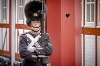 GEO Reportage – Warten auf den Einsatz am Schloss Rosenborg ist die Kaserne der Leibgarde.