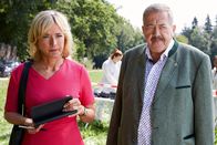 Die Rosenheim-Cops – Die Kommissare Danner (Katharina Abt, l.) und Hofer (Joseph Hannesschläger, r.) ermitteln im Mordfall eines erschossenen Försters.
