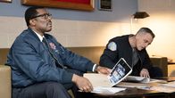 Chicago Fire – Untersuchen die Brandursache, l-r: Eamonn Walker als Chief Wallace Boden, David Eigenberg als Christopher Herrmann