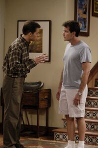 Two and a Half Men – Charlie (Charlie Sheen, r.) ist stinksauer auf Alan (Jon Cryer, l.) und verlangt von ihm, Berta zurückzuholen ...