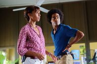 Deadly Tropics – Auf der Polizeistation tauschen Aurélien (Julien Béramis) und Mélissa (Sonia Rolland) angeregt Informationen aus, als plötzlich ihre aufgebrachte Kollegin Gaëlle hereinstürmt, obwohl sie sich eigentlich aus dem Fall heraushalten sollte.