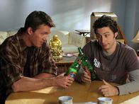 Scrubs - Die Anfänger – J.D. (Zach Braff, r.) hilft dem Hausmeister (Neil Flynn, l.) beim Umzug, aber nur in der Hoffnung, dass er ihn somit für sich gewinnen kann ...