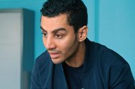 Mädchen gegen Jungs – Vincent (Djanis Bouzyani) arbeitet als Betreuer an der Schule.