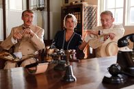 Liebe und Tod auf Java – v.li.: Dr. Jan Kersebohm (Gottfried John), Hellen Landgraf (Muriel Baumeister), Arthur Landgraf (Michael Mendl).