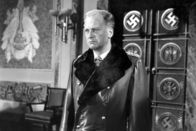 Des Teufels General – Der berühmte Fliegergeneral Harry Harras (Curd Jürgens) ist nicht nur ein weltgewandter Charmeur, sondern auch ein unverbesserlicher Spötter, der außer seiner Fliegerei nichts ernst zu nehmen scheint –-am wenigsten die braunen Machthaber im Land... …