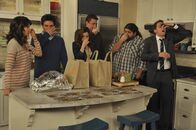 How I Met Your Mother – Ein Thanksgivingsabend mit besonderen Überraschungen: Barney (Neil Patrick Harris, r.), Robin (Cobie Smulders, l.), Blitz (Jorge Garcia, 2.v.r.), Ted (Josh Radnor, 2.v.l.), Lily (Alyson Hannigan, 3.v.l.) und Marshall (Jason Segel, 3.v.r.) ...