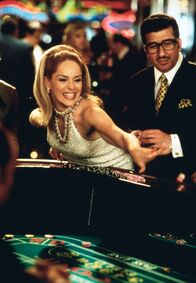 Casino – ARD CASINO (casino), USA 1995, Regie Martin Scorsese Uhr im Ersten. Die Edelprostituierte Ginger McKenna (Sharon Stone) nimmt einen ahnungslosen Gast im Spielcasino aus.
