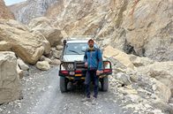 Wilde Wege – Er ist auf einer der gefährlichsten Straßen der Welt zu Hause: Mansoor Karim fährt mit seinem Taxi täglich die Dorfbewohner aus Shimshal zum Karakorum Highway.