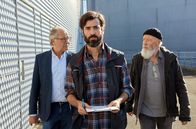 Rentnercops – Am Wasserwerk: Thomas Kunz (Samy Challah, M.) erklärt Klaus Schmitz (Hartmut Volle, l.) und Reinhard Bielefelder (Bill Mockridge, r.), dass man für den Plan viel mehr Östrogen bräuchte.