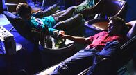 Hot Summer Nights – Die Marihuana-Dealer Daniel (Timothée Chalamet, li.) und Hunter (Alex Roe, re.) im Erfolgsrausch.