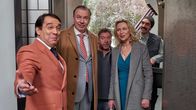Schnitzel de Luxe – ARD/WDR SCHNITZEL DE LUXE, Autor: Ingo Haeb, Regie: Michael Lewinsky Uhr im ERSTEN. Wolfgangs (Ludger Pistor, 2.v.li.) Ehefrau Karin (Therese Hämer) hat ihren alten Schulfreund Rolf Sonne (Albrecht Ganskopf li.) wiedergetroffen. Der Mann hat es zum Multimillionär gebracht und Karin zu einer Matinee eingeladen, auf der er seine Kunstsammlung präsentieren möchte. Karin bittet ihren ehemaligen Verehrer, ihrem Mann und Günther (Armin Rohde, Mitte) einen Job zu verschaffen.