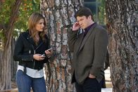 Castle – Eigentlich hoffen Beckett (Stana Katic, l.) und Castle (Nathan Fillion, r.), den Anführer von LokSat endlich dingfest machen zu können, doch dann sorgen turbulente Entwicklungen für ein heilloses Durcheinander ...