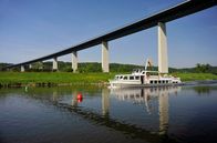 Die Ruhr - Vom Sauerland durchs Ruhrgebiet (WDR) (100% Reise & Fernweh) – In Mülheim-Mintard führt die 65 Meter hohe Ruhrtalbrücke mit der Autobahn A 52 über den Fluss. Darunter fährt ein Fahrgastschiff der „Weißen Flotte“, die zwischen Essen und Mülheim verkehrt.