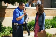 Speechless – Kenneth (Cedric Yarbrough, l.); Maya DiMeo (Minnie Driver, r.)