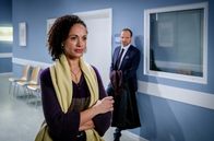 Sturm der Liebe – Markus (Timo Ben Schöfer, hinten) und Nicole (Dionne Wudu, vorne) werden von sentimentalen Erinnerungen an Anas Kindheit eingeholt.