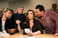 Billy Kuckuck - Aber bitte mit Sahne! – So einen Feierabend wünscht sich niemand: Billy (Aglaia Szyszkowitz) mit Lover Lukas (Bernd-Christian Althoff), Nachbar Holger (Rüdiger Klink) und Exmann Gunnar (Gregor Bloéb).