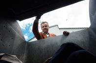 Rentnercops – Manuel Teich (René Heinersdorff, r.) schaut in die Mülltonne. Dort sieht er den toten Martin Turm liegen.