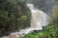 Jenseits der Alpen – Wasserfall nach schwerem Herbstregen