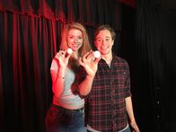 Checker Tobi – Alana zeigt Tobi Tricks, bei denen es vor allem auf flinke Finger ankommt.