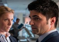 Der letzte Bulle – Sucht nach Einsparungsmöglichkeiten im Präsidium und macht sich bei Mick und Andreas (Maximilian Grill, r.) deshalb nicht sehr beliebt: Steffi (Franziska Weisz, l.) ...