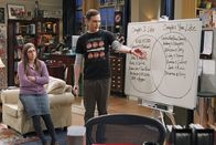 The Big Bang Theory – Amy (Mayim Bialik, l.) und Sheldon (Jim Parsons, r.) stehen vor einem Problem, denn sie können sich nicht auf ein Partnerkostüm für Halloween einigen ...