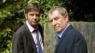 Inspector Barnaby – DS Ben Jones (Jason Hughes, l.) und DCI Tom Barnaby (John Nettles, r.).