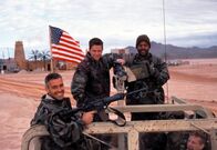 Three Kings – Der Golfkrieg ist gerade beendet und ein paar Bodentruppen sind enttäuscht, dass sie in dem mit High Tech geführten Krieg kaum eingreifen konnten. Da finden drei US-Soldaten Archie (George Clooney,l.), Troy (Mark Wahlberg, M.) und Chief Elgin ( Ice Cube,r.) eine Schatzkarte. Sofort wittern sie die Chance, sich eine goldene Nase zu verdienen. Doch bei ihrer Mission stehen sie erstmals irakischen Menschen gegenüber ...