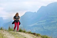 Puls – Moderatorin Daniela Lager im Gebiet der Ibergeregg, SZ, zu Fuss unterwegs