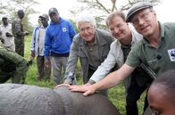 Elstners Reisen – Frank Elstner musste ganz nah an die betäubten Nashörner heran und half dabei diese zu kühlen. Immer mit dabei: Matthias Reinschmidt (M.) und Johannes Kirchgatter vom WWF.