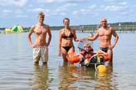 Selbstbestimmt: Urlaubs-Lust oder Barriere-Frust? – Denise Lius, Oke Baumeister, Lutz Riemann - Strandbad Arendsee; MDR FERNSEHEN SELBSTBESTIMMT, "Urlaubs-Lust oder Barriere-Frust? fragt Tan Caglar " Uhr. Ab 26.09.2024, 18:00 Uhr in der ARD-Mediathek. Denise Lius, Oke Baumeister, Lutz Riemann - Strandbad Arendsee