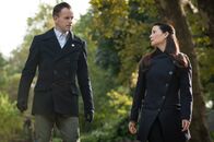 Elementary – Im Fall des vermissten Kollegen führt die Spur Watson (Lucy Liu, r.) und Holmes (Jonny Lee Miller, l.) zu einer weiteren Person, die verschwunden ist ...