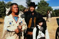 3satThementag: Wilde Western: Winnetous Rückkehr – Winnetou (Pierre Brice, li.) wird von einem Handlanger DeWills (N.N.) eingesperrt. Timmy Mayottes (Manuel Trautsch, re.) Vater sitzt bereits als Geisel in DeWills Kerker.