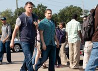 21 Jump Street – 21 Jump Street Der erste Schultag für die Undercover-Cops: Channing Tatum als Jenko, Jonah Hill als Schmidt (Copyright SRF/olumbia Pictures Industries, Inc. and Metro-Goldwyn-Mayer Pictures Inc./ Columbia Pictures Industries, Inc.and Metro-Goldwyn-Mayer Pictures Inc.)