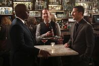 Brooklyn Nine-Nine – Ray Holt (André Braugher, l.); Jake Peralta (Andy Samberg, r.)