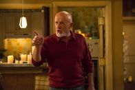 Community – Hickey (Jonathan Banks) ist traurig darüber, dass sein entfremdeter Sohn Hank ihn nicht bei der Geburtstagsfeier von dessen Erstgeborenen dabeihaben will ...
