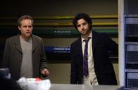 Numb3rs - Die Logik des Verbrechens – Versuchen den schizophrenen Tierschützer Josh zu stoppen, der Professor Varma, einen Tierforscher in seiner Gewalt hat: Larry (Peter MacNicol, l.) und Charlie (David Krumholtz, r.) ...