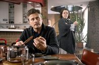 Tatort – Jost Lehnen (Roman Knižka) und seine Frau Monika (Tilla Kratochwil), beim kargen Frühstück. Sehr zu ihrem Unmut hat er aus Sparsamkeit nun auch noch die Warmwasserbereitung ausgeschaltet.