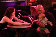 How I Met Your Mother – Da Robin (Cobie Smulders, l.) Angst hat, Marvin auf den Arm zu nehmen, als sie mit ihm alleine ist, sucht sie sich bei Mike Tyson (Mike Tyson, r.) Hilfe ...