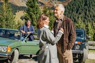 Der Bergdoktor – Skeptisch beobachtet Martin (Hans Sigl, l.) die neu entfachte Liebe von Arno Moosbach (Dominic Raacke, r.) und seiner Katrin (Angela Roy, M.) - er macht sich Sorgen um die Zukunft seines Patienten.