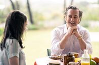 Stonehouse – John Stonehouse (Matthew Macfadyen) und seine Assistentin Sheila Buckey (Emer Heatley) in Australien