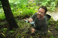 rec. Reportage: Leben ohne Geld - Utopie oder Zukunft? – rec. Leben ohne Geld – Utopie oder Zukunft? Manuel Brändli im Wald Copyright: SRF