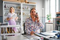 Die Rosenheim-Cops – Während Christin Lange (Sarah Thonig, l.) das Telefonat belauscht, versucht sich Frau Grasegger (Ursula Maria Burkhart, r.) diskret bei Frau Stockl nach dem teuren Whisky von Herrn Achtziger zu erkundigen.