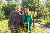 Rote Rosen – Wencke Myhre (r.) Ã¼bernimmt die Gastrolle der â€žTante Jonnaâ€œ (im Bild mit Claus-Dieter Clausnitzer, l.). Zehn Folgen ab Folge 3466 (Sendetermin Anfang Dezember 2021) um 14.10 Uhr im Ersten. Die Reihe der prominent besetzten Gastrollen in der erfolgreichen ARD-Daily Novela â€žRote Rosenâ€œ wird jetzt mit einer sehr besonderen Besetzung fortgefÃ¼hrt: Wencke Myhre spielt die humorvolle, patente, aber schrecklich chaotische Tante von â€žKÃ¤se Wernerâ€œ (Dirk Hartkopf), die bei ihrem Besuch aus Oslo gleich dafÃ¼r sorgt, dass Werner im Krankenhaus landet. (siehe ausfÃ¼hrliche Pressemeldung von heute)