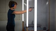 Stralsund – Jule Zabek (Sophie Pfennigstorf) nimmt die Schieß-Battle von Micha an und zielt genau.
